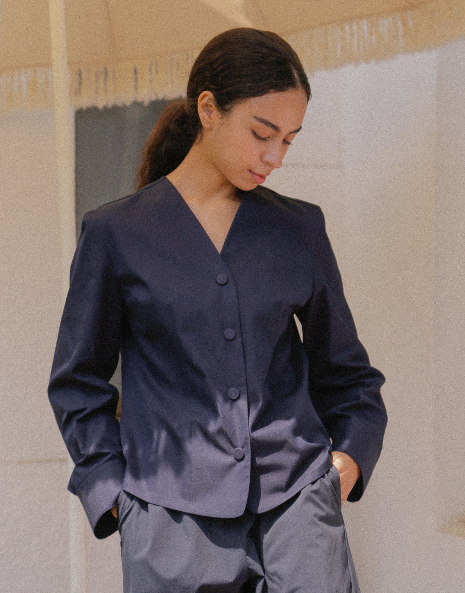 Manteau de chef femme à manches bouffantes et col en V #AJ1982 Bleu marine foncé